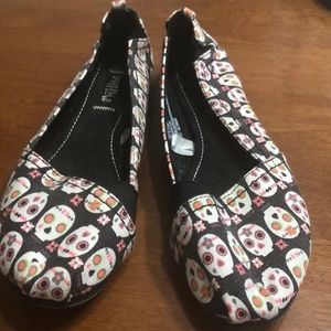 Skull slip on sneakers